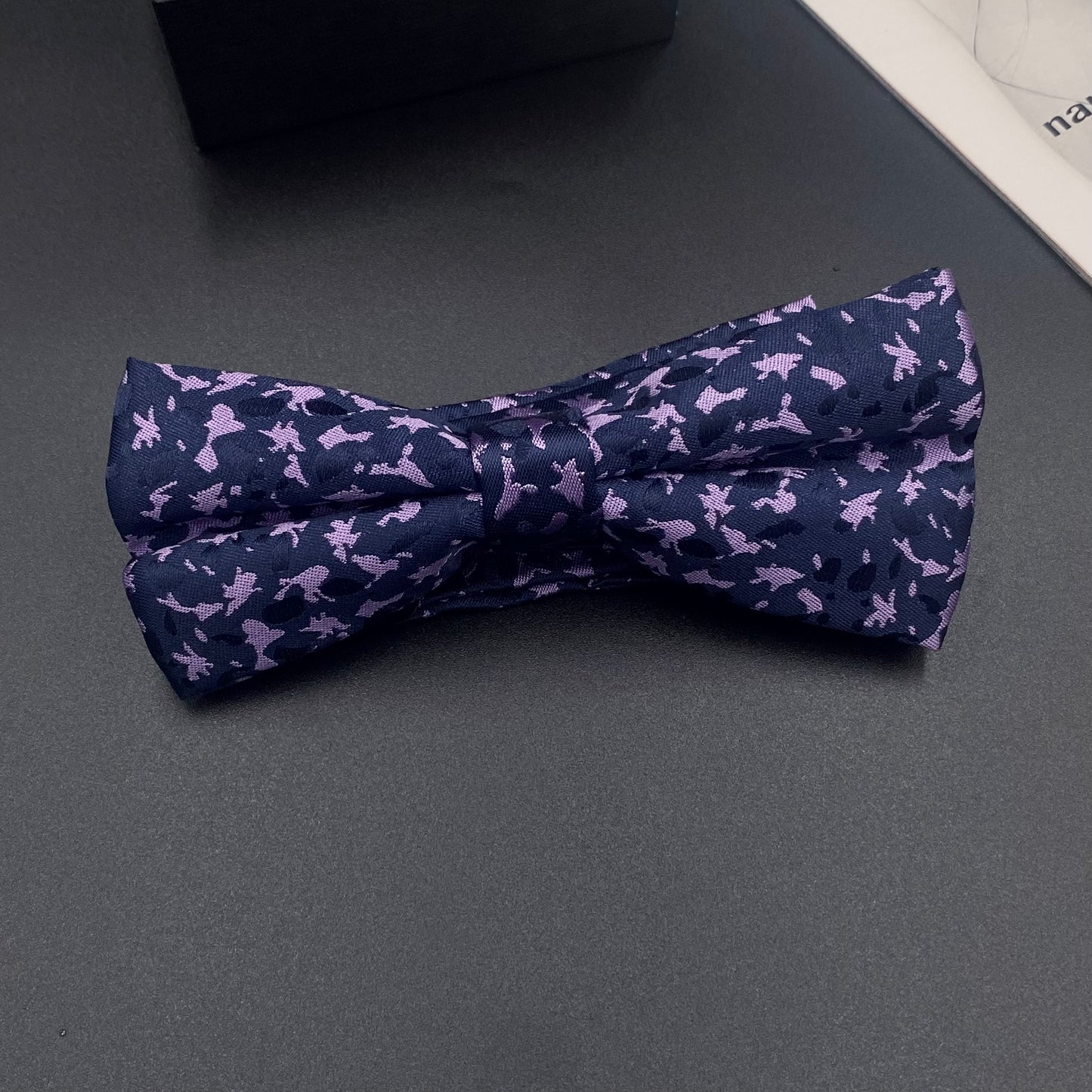 Noeud papillion violet à motif