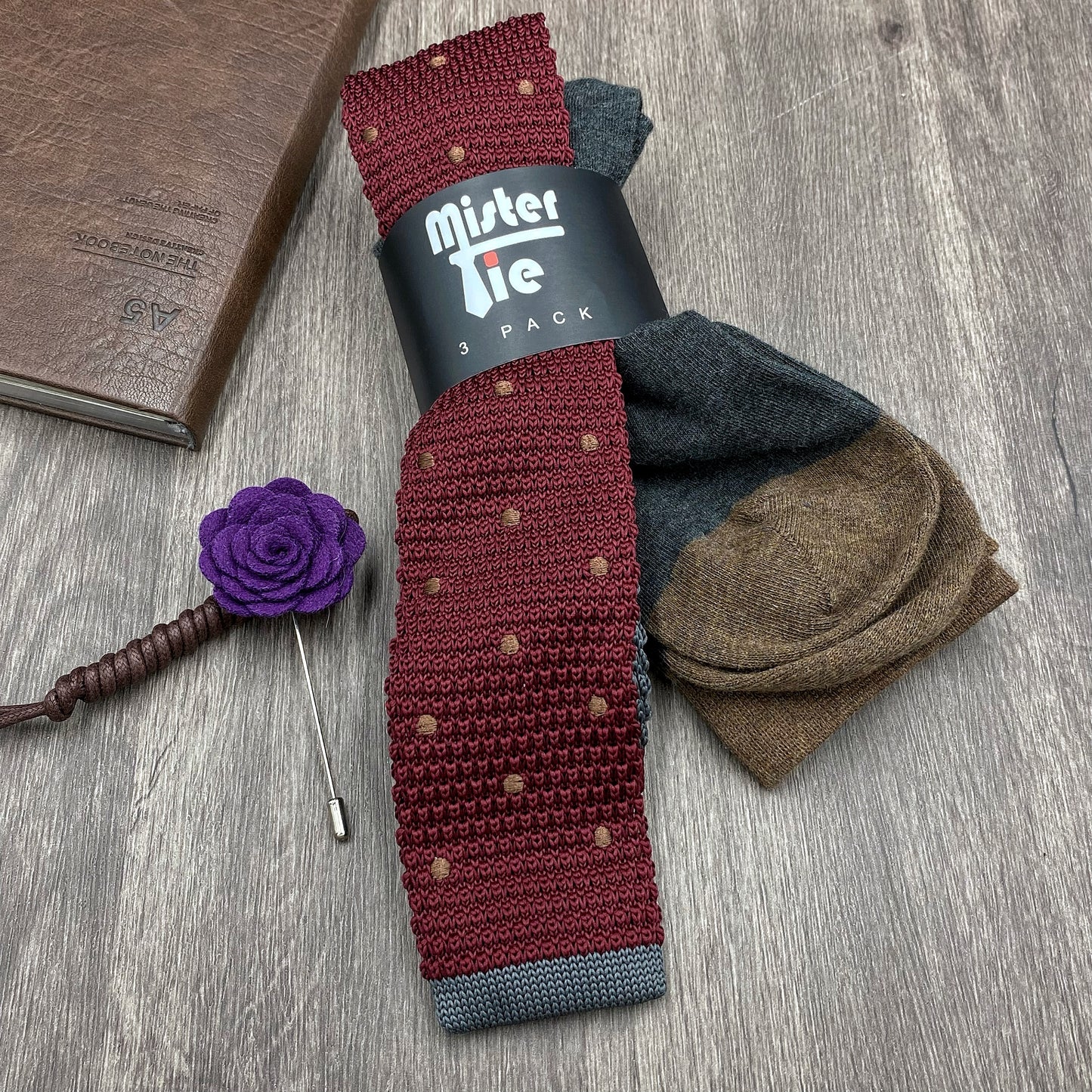 Combinaison Bordeau -Gris | cravate 7cm + Chaussettes fil écossais+ Broche+Lacets