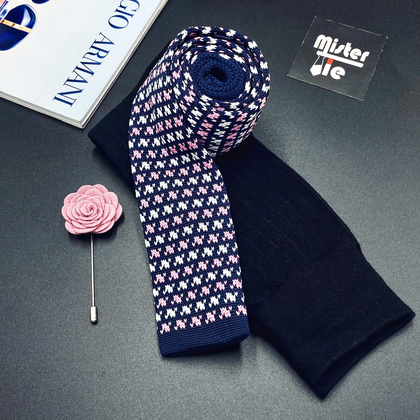 Combinaison Rose Noir | cravate 7cm + Chaussettes fil écossais + Broche offerte 🎁